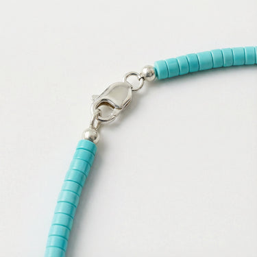 Close-up of a men’s 4mm turquoise heshi necklace featuring a polished sterling silver lobster clasp.
